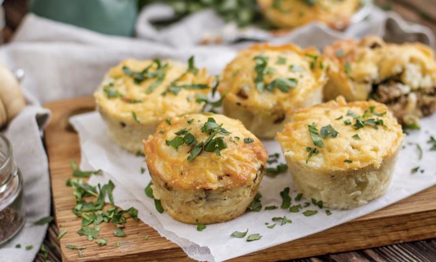 Рецепт картофельных маффинов с мясным рагу под сырной корочкой