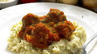 Кускус с рагу из баранины и томатным соусом с лепестками роз