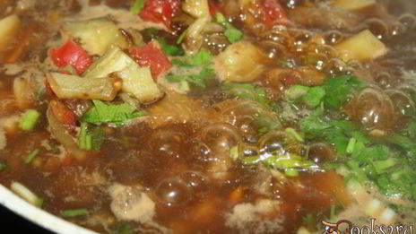 летнее рагу с говядиной и печеными овощами с ароматом дымка