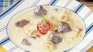 Мясное рагу с цветной капустой в йогуртовом соусе