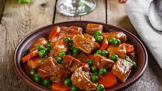 Мясное рагу с зеленым горошком
