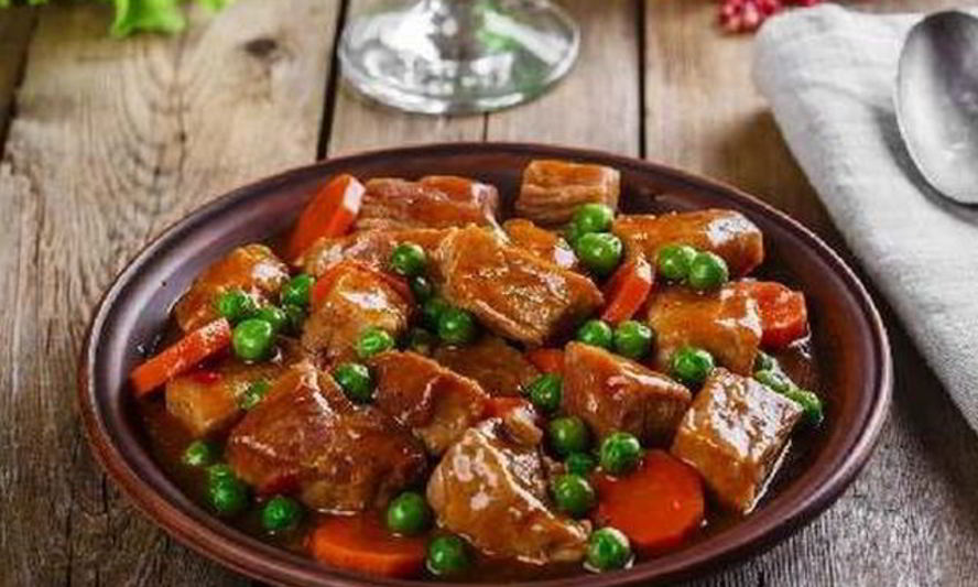 Рецепт мясного рагу с зеленым горошком