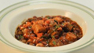 Острое рагу из колбасок и овощей