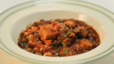 острое рагу из колбасок и овощей