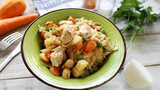 Овощное рагу с курицей с капустой и картошкой