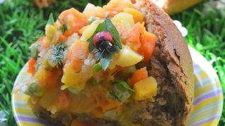 Овощное рагу в ржаном хлебе