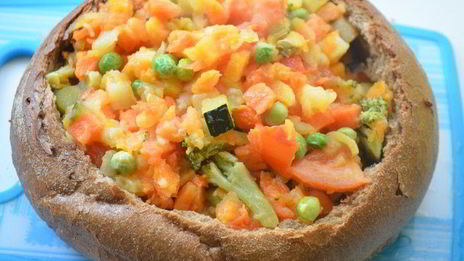 овощное рагу в ржаном хлебе