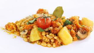 Пестрое картофельное рагу с тыквой, грибами и фасолью