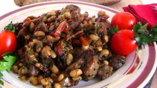 Рагу из белой фасоли со свининой и грибами в мультиварке