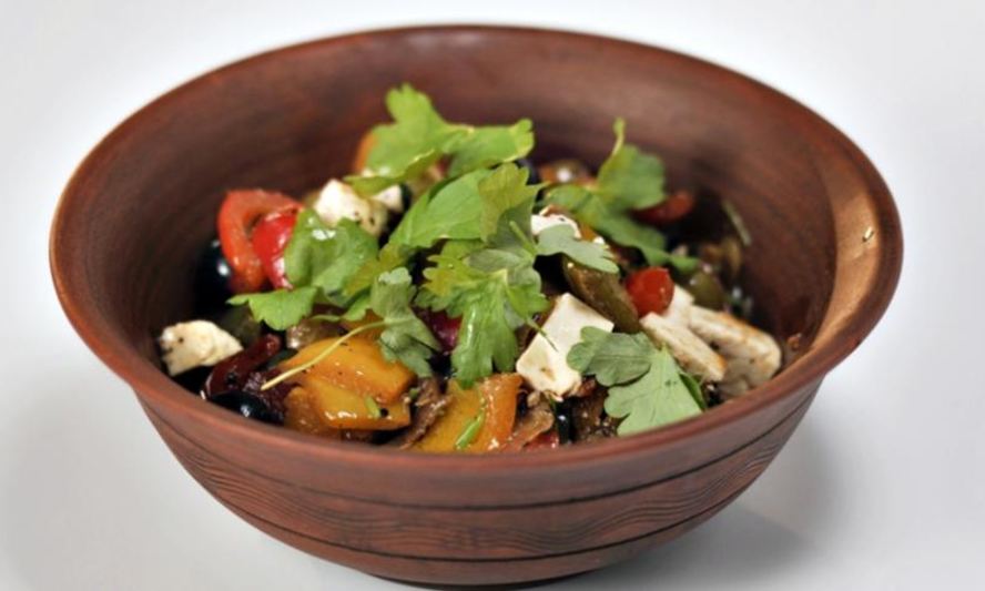 Рецепт рагу из болгарского перца с сыром и оливками