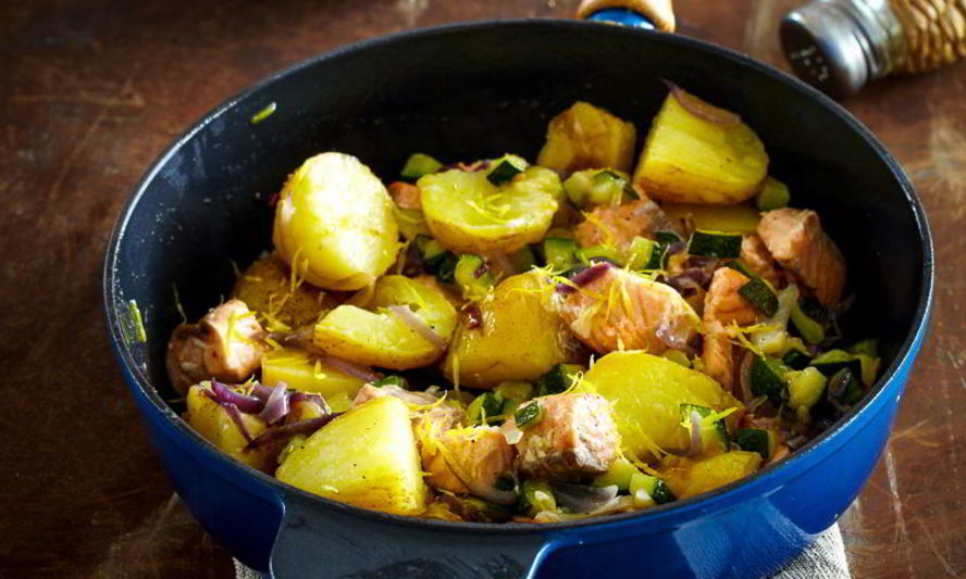 Рецепт рагу из молодого картофеля с лососем и цукини