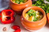 Рагу с курицей и овощами в горшочках