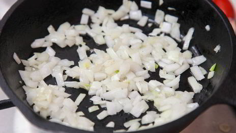 рагу с курицей и овощами в горшочках