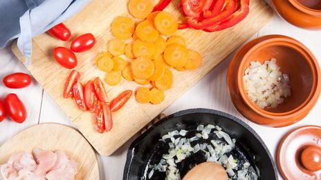 рагу с курицей и овощами в горшочках