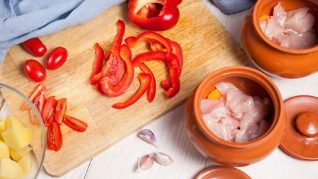 рагу с курицей и овощами в горшочках