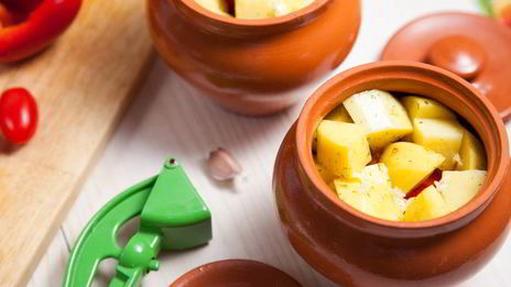 рагу с курицей и овощами в горшочках