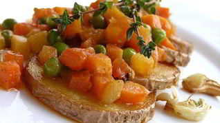 Жареный картофель с овощным рагу и чесноком