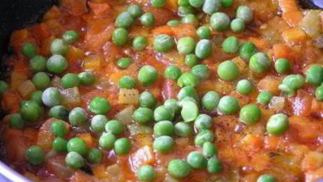 жареный картофель с овощным рагу и чесноком