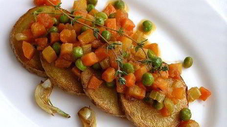 жареный картофель с овощным рагу и чесноком