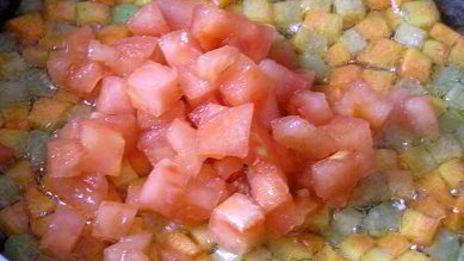 жареный картофель с овощным рагу и чесноком