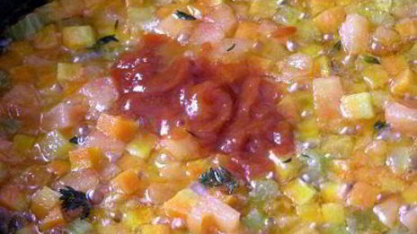 жареный картофель с овощным рагу и чесноком