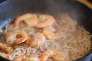 Рисовая лапша с креветками в соусе Терияки