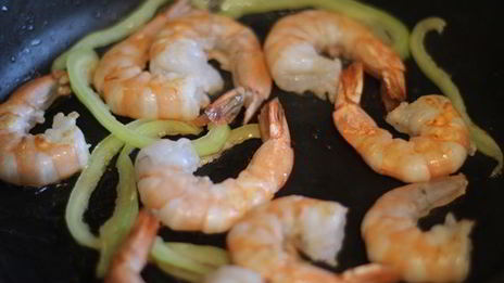 рисовая лапша с креветками в соусе терияки