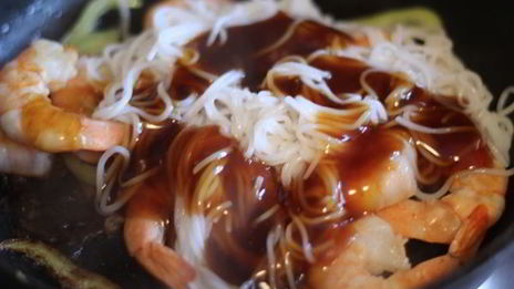 рисовая лапша с креветками в соусе терияки