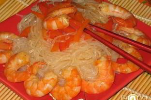 Рисовая лапша с овощами и креветками