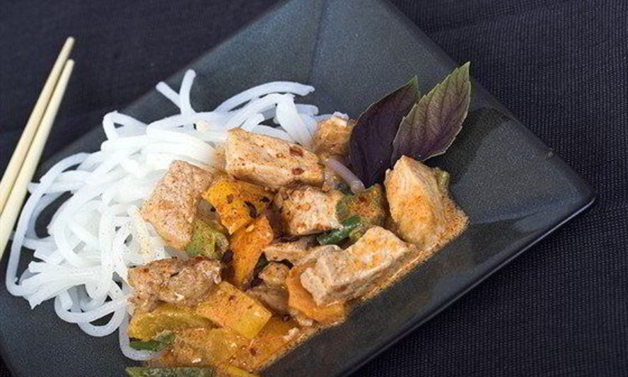 Рецепт рисовой лапши со свининой и карри