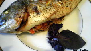 Дорада, фаршированная креветками