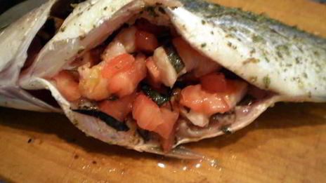 дорада, фаршированная креветками