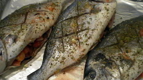 дорада, фаршированная креветками