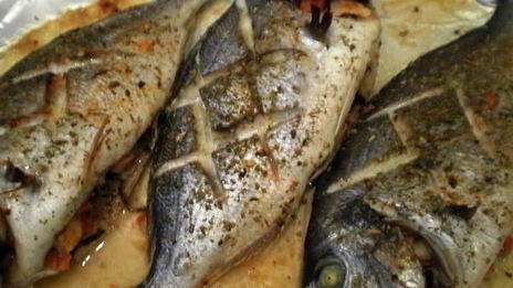 дорада, фаршированная креветками