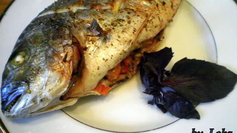 дорада, фаршированная креветками