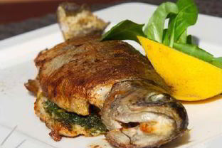 Дорада фаршированная шпинатом