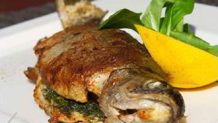 Дорада фаршированная шпинатом