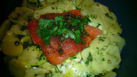 форель с овощами и каперсами в пикантном соусе