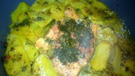 форель с овощами и каперсами в пикантном соусе