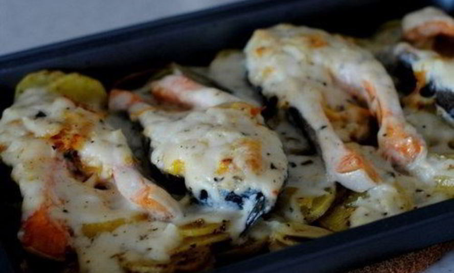 Рецепт форели в чесночном соусе на картофеле