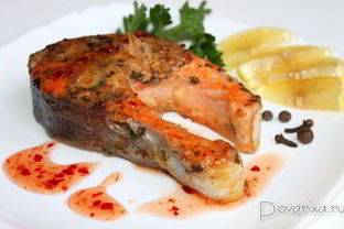 Форель, жаренная с петрушкой и луком