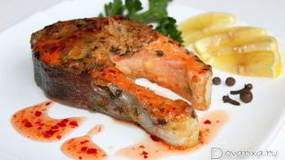 Форель, жаренная с петрушкой и луком