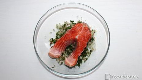 форель, жаренная с петрушкой и луком