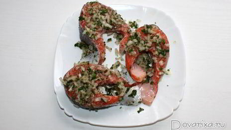 форель, жаренная с петрушкой и луком