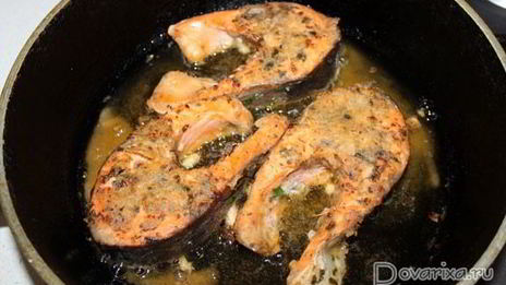 форель, жаренная с петрушкой и луком