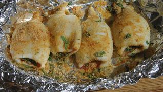 Кальмары, фаршированные каперсами, анчоусами и петрушкой