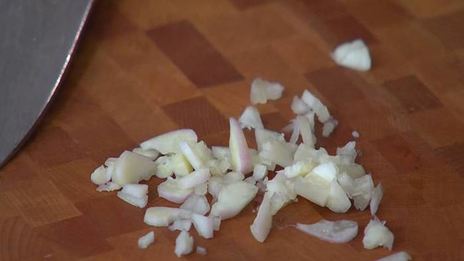 кальмары, фаршированные каперсами, анчоусами и петрушкой