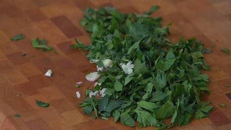 кальмары, фаршированные каперсами, анчоусами и петрушкой