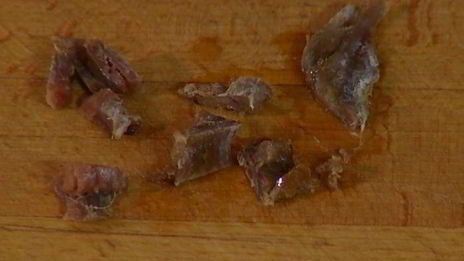 кальмары, фаршированные каперсами, анчоусами и петрушкой