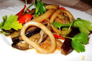 Кальмары тушеные с овощами